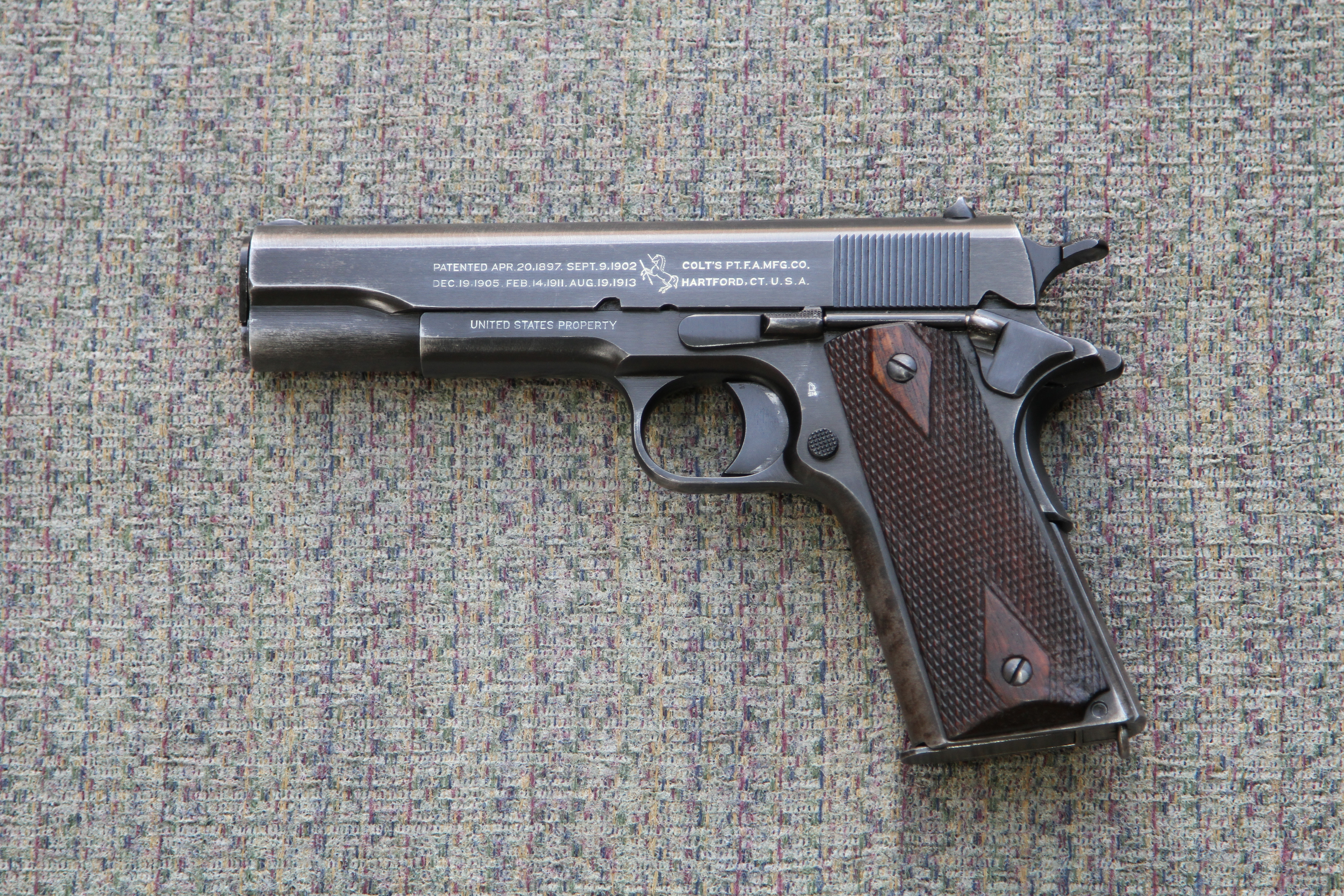 Colt-1911-L.JPG
